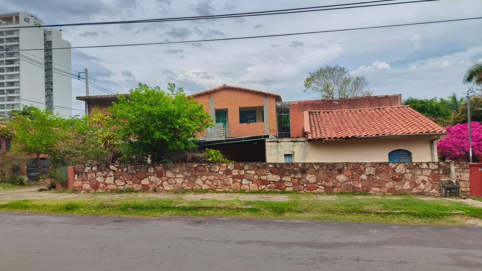 BAJA DE PRECIO! Vendo terreno en esquina en Barrio Mburucuyá, foto 3