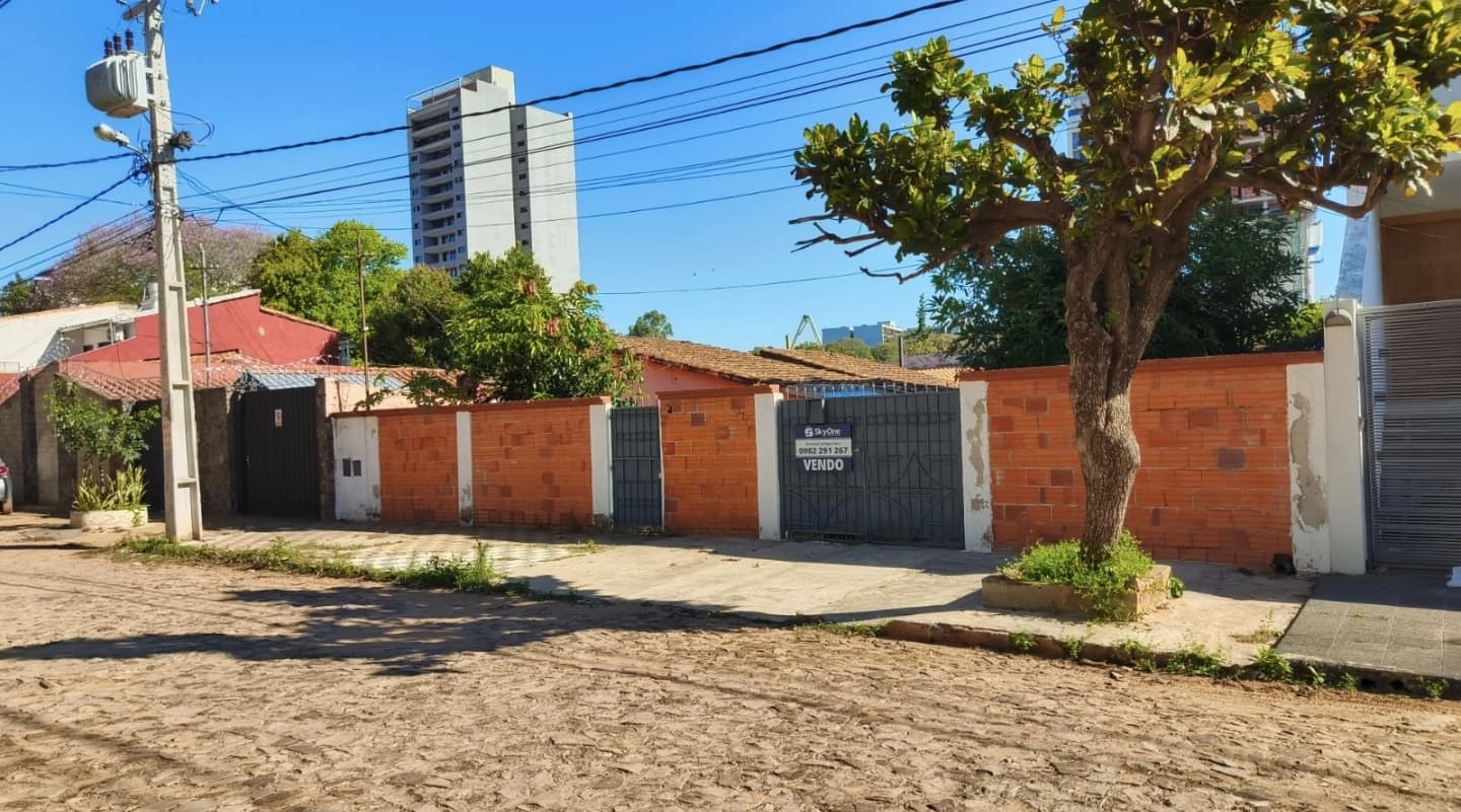 *En venta terreno con amplio frente en Barrio Mburucuyá.*, foto 1