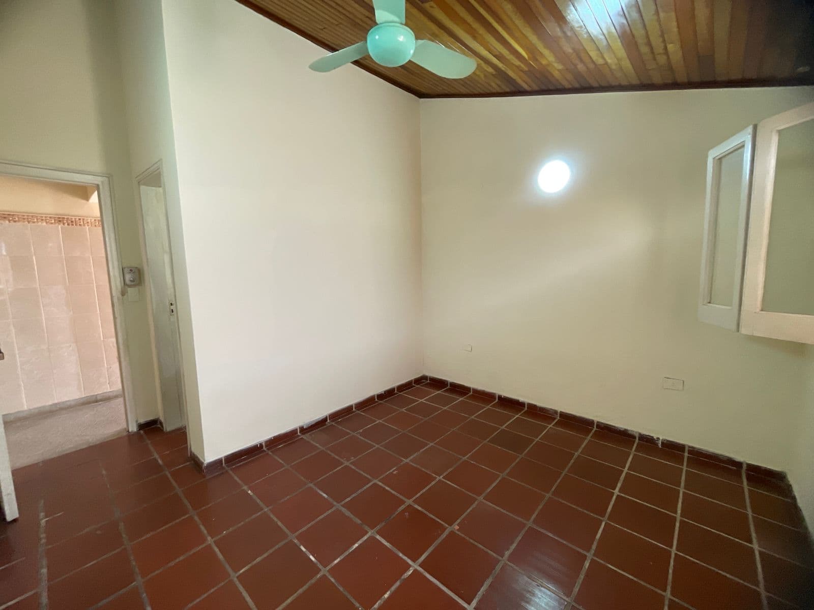 EN ALQUILER – Amplia Casa de 2 Plantas en Barrio Nazareth, foto 4