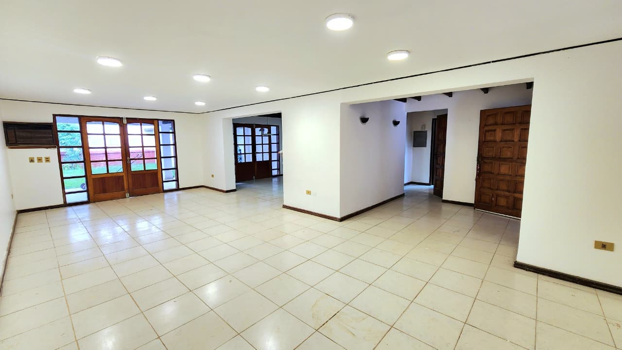 En alquiler hermosa casa con quincho para vivienda u oficina en Manorá, foto 3