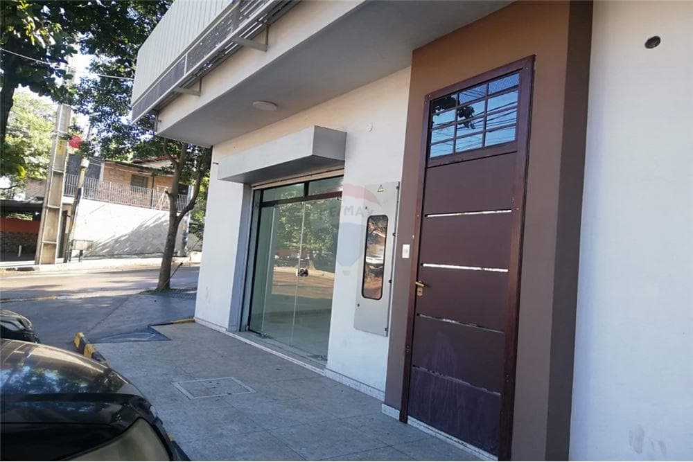 Alquilo salon comercial sobre la avenida fernando!!