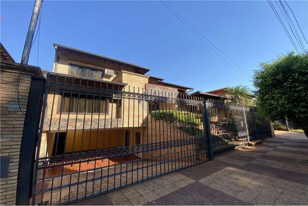 Hermosa residencia en Asunción - bo. Mburucuya