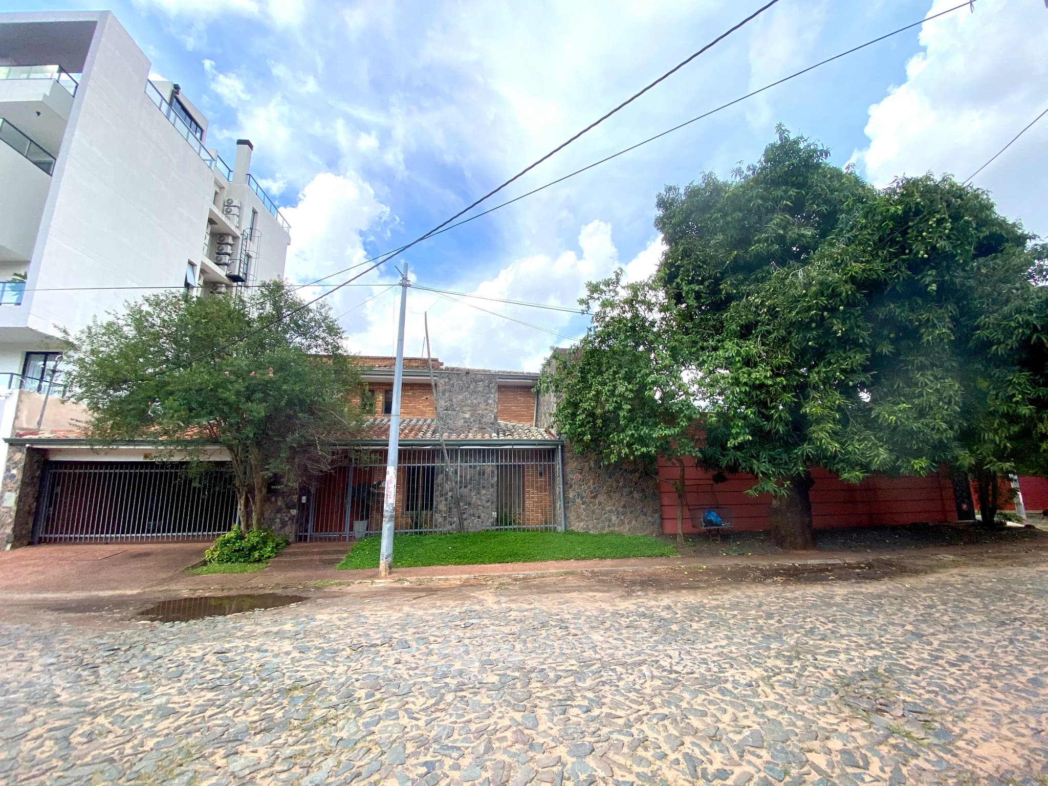 Vendo Casa En Esquina En El Exclusivo Barrio Las Lomas
