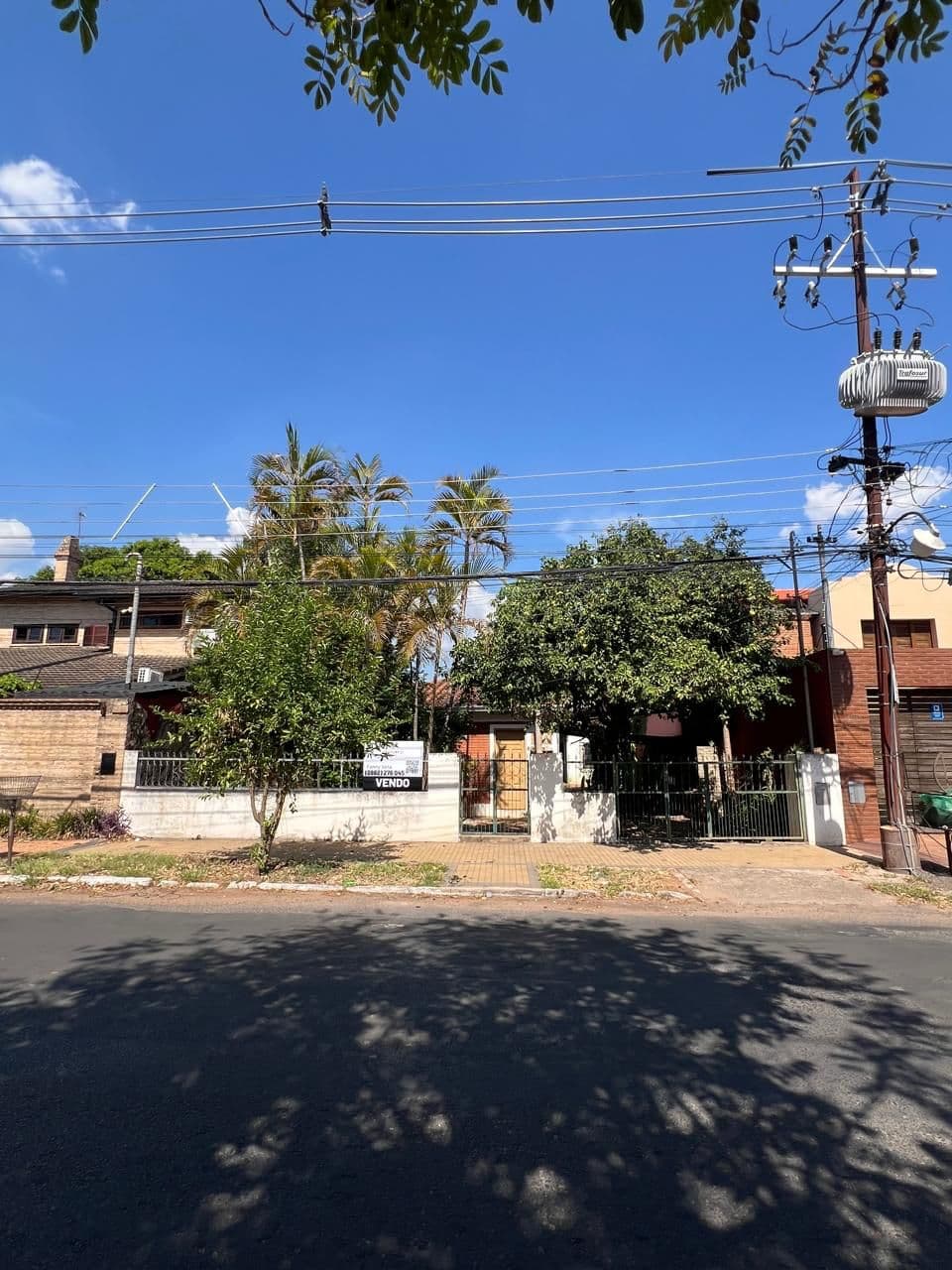 Vendo amplio terreno con construccion en b° mburucuya al lado del cpj