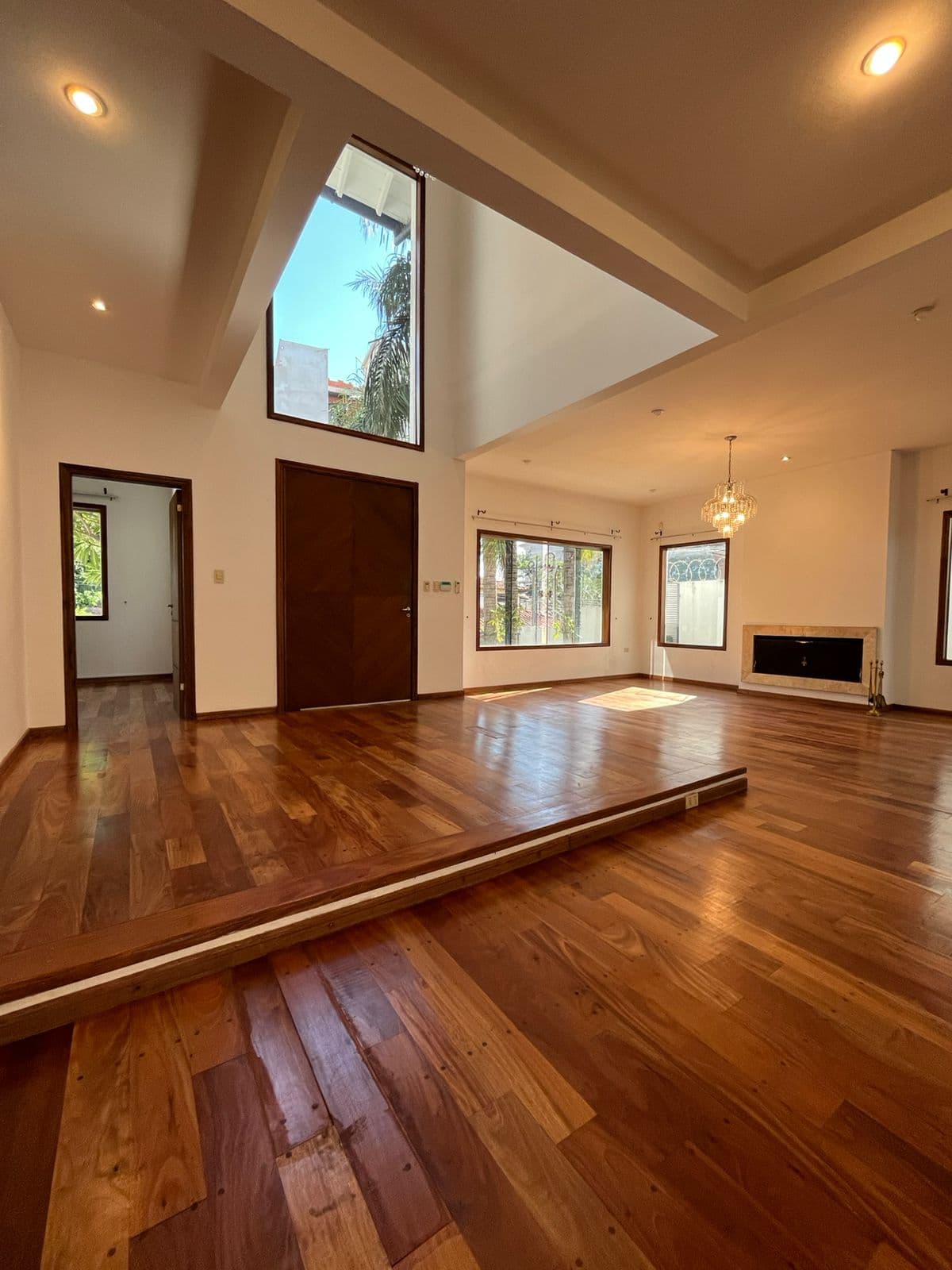 Casa de Lujo en Alquiler – Zona CURDA | Barrio Mburucuyá, foto 4