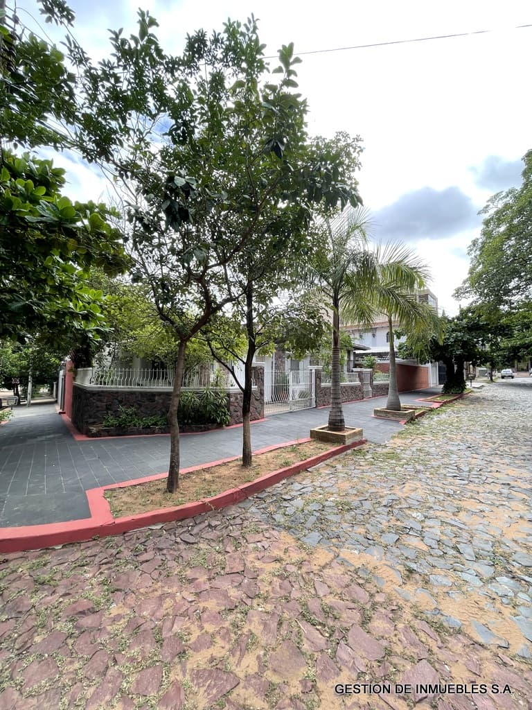Casa en esquina – a dos cuadras de peron v10-28-5