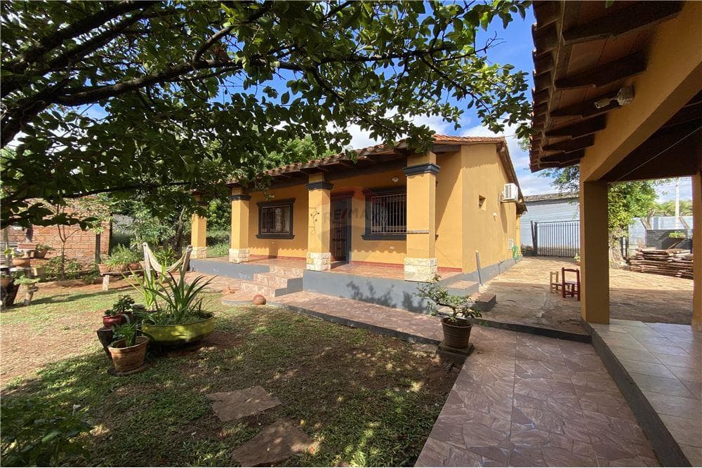 Casa en venta laurelty - Luque