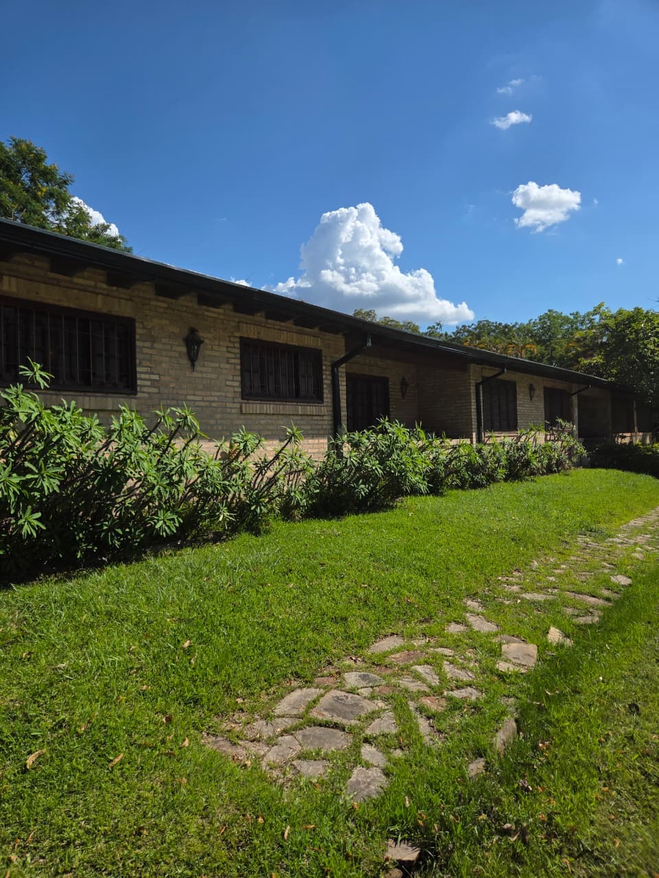 En venta amplia casa en esquina – San Bernardino, foto 2