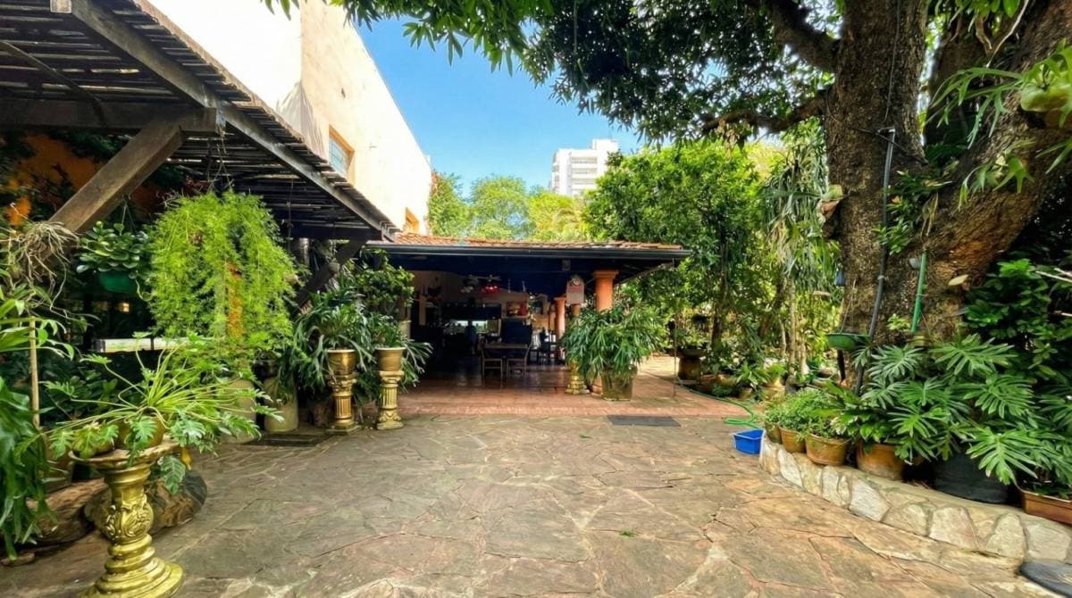 Terreno con Residencia – Esquina Estratégica Ycuá Satí