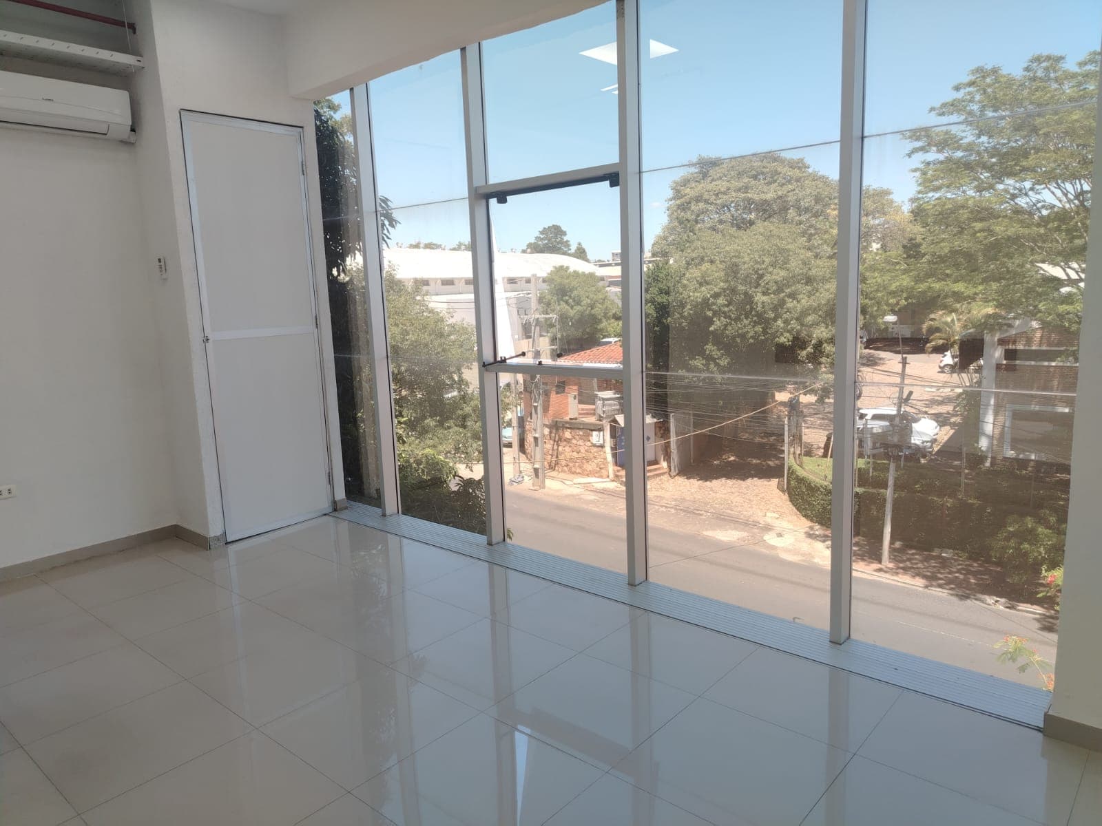 Oficina en Edificio Corporativo Sobre Avenida, foto 1