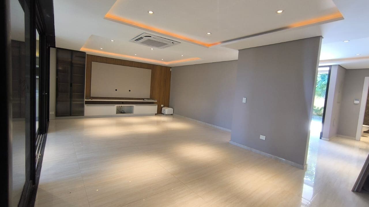 (o Venta) De Triplex En Barrio Cerrado De Lambare, foto 2