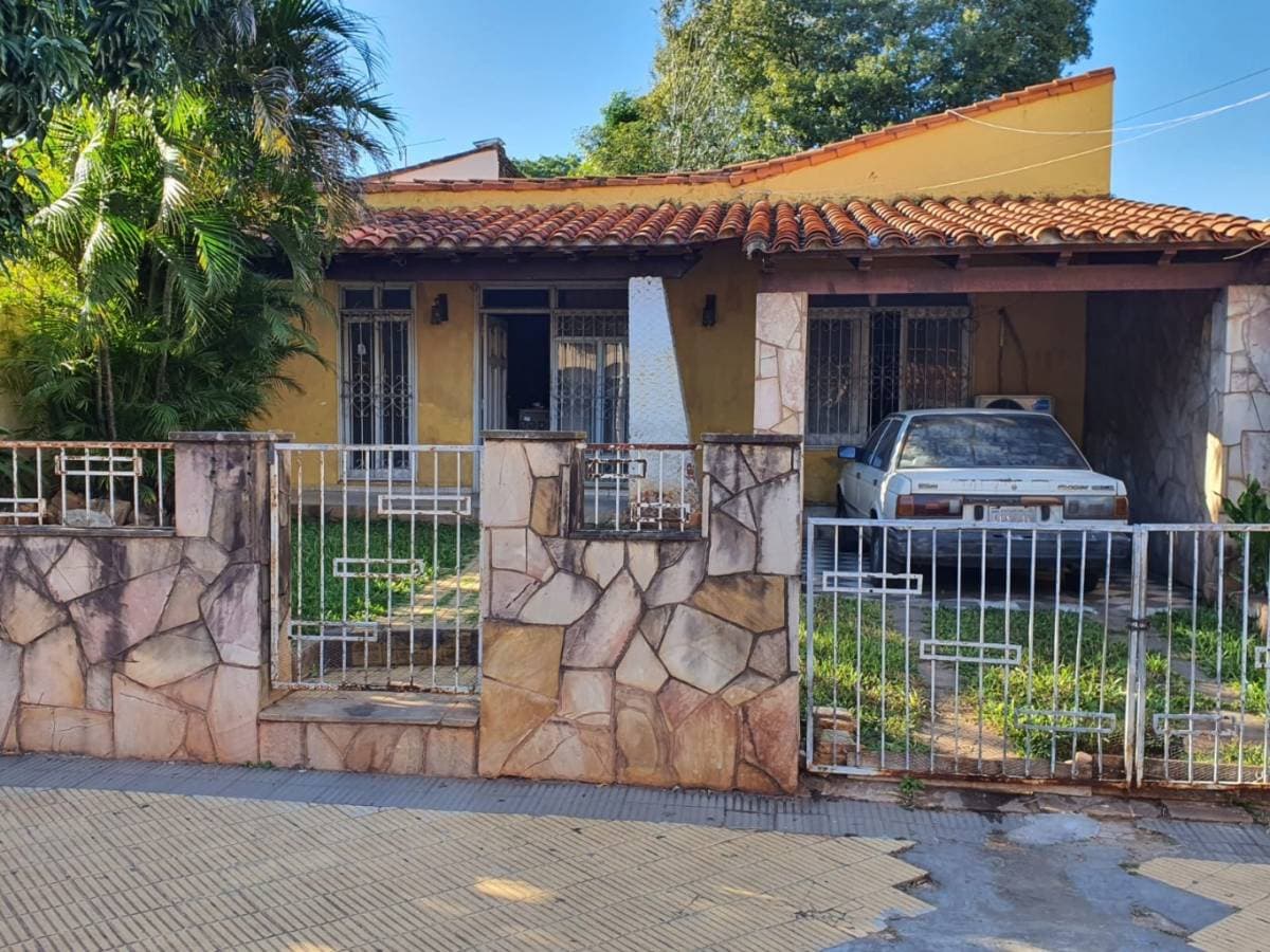 En venta terreno con casa a refaccionar en barrio gral. Diaz