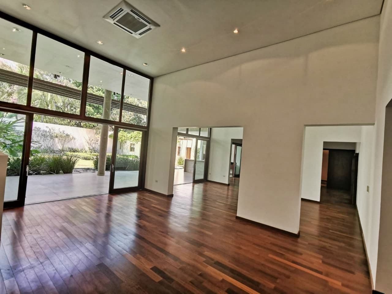Importante residencia minimalista en Los Laureles, foto 2