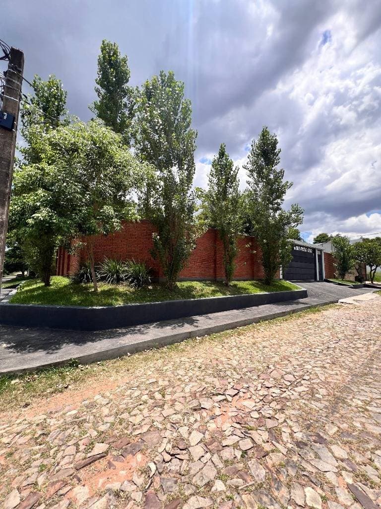 Hermosa propiedad en esquina, en Lambaré — foto 2