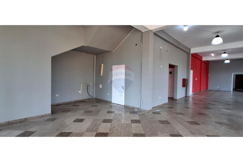 salon comercial de 280m² sobre Acceso Sur, foto 2