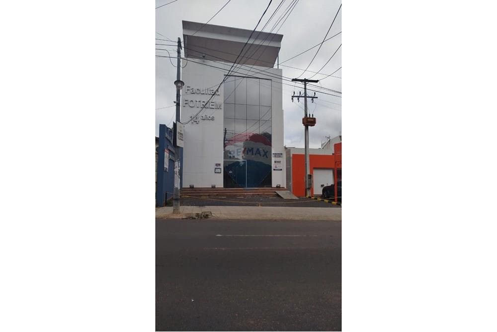 edificio de 3 niveles — foto 3
