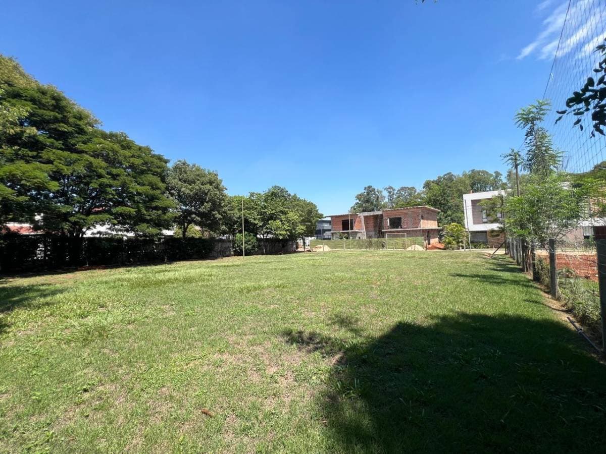 En venta amplio terreno en el Country Club Montesol