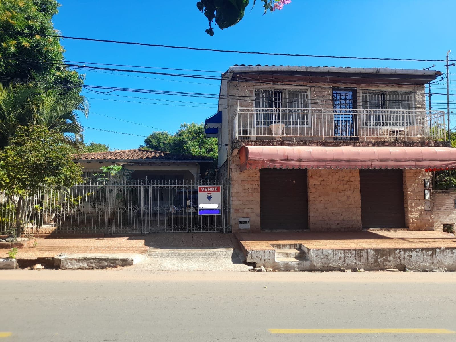 Casa Con Salón Comercial En Venta, Lambaré