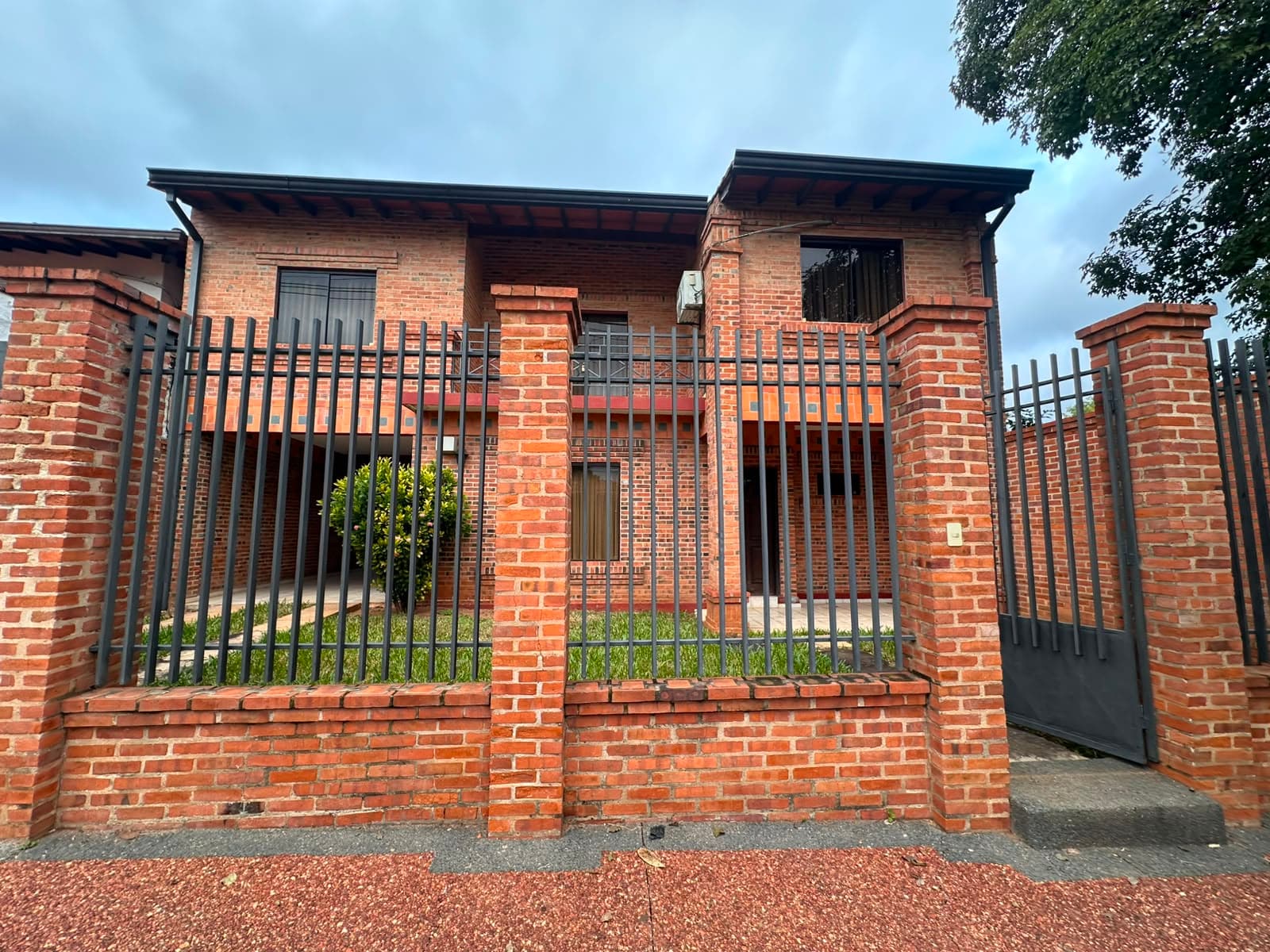 Casa en Alquiler en Lambaré – Barrio Kennedy