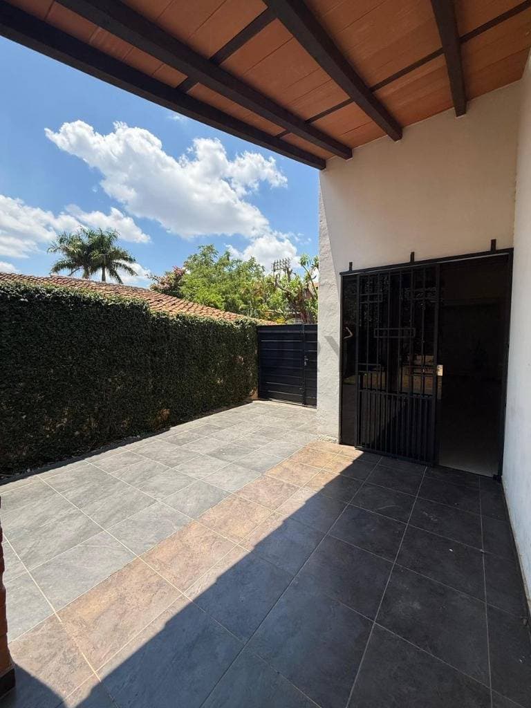 Casa en Alquiler para vivienda u oficina – Barrio Mburicaó, Asunción, foto 4