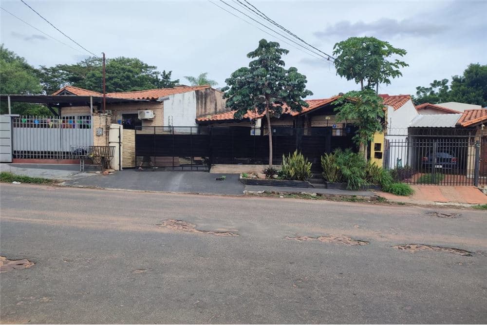 Vendo amplia casa en la ciudad de Villa Elisa