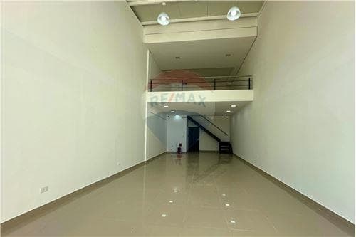 Local comercial en ycua sati — foto 4