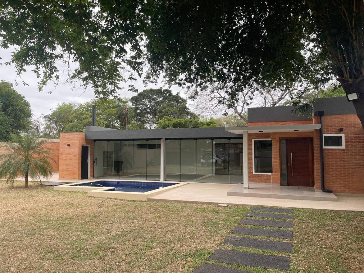 Casa en Luque zona loma merlo, foto 1