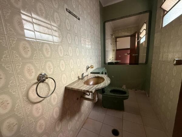 Amplia casa, a 2 cuadras de mcal lopez, foto 3