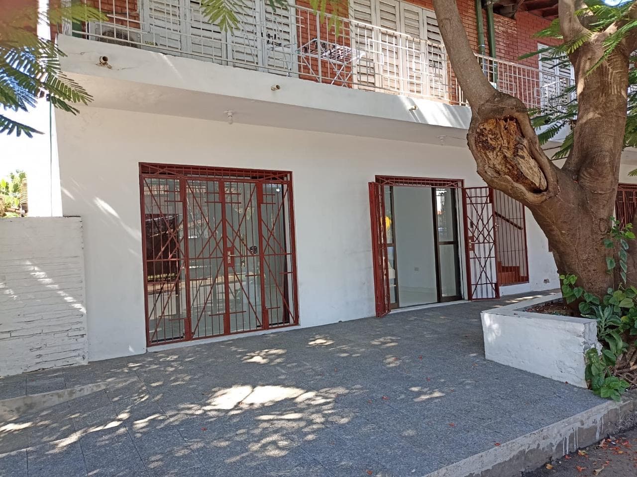 Local comercial sobre avd. Facundo machain a pasos de la avd. Boggiani