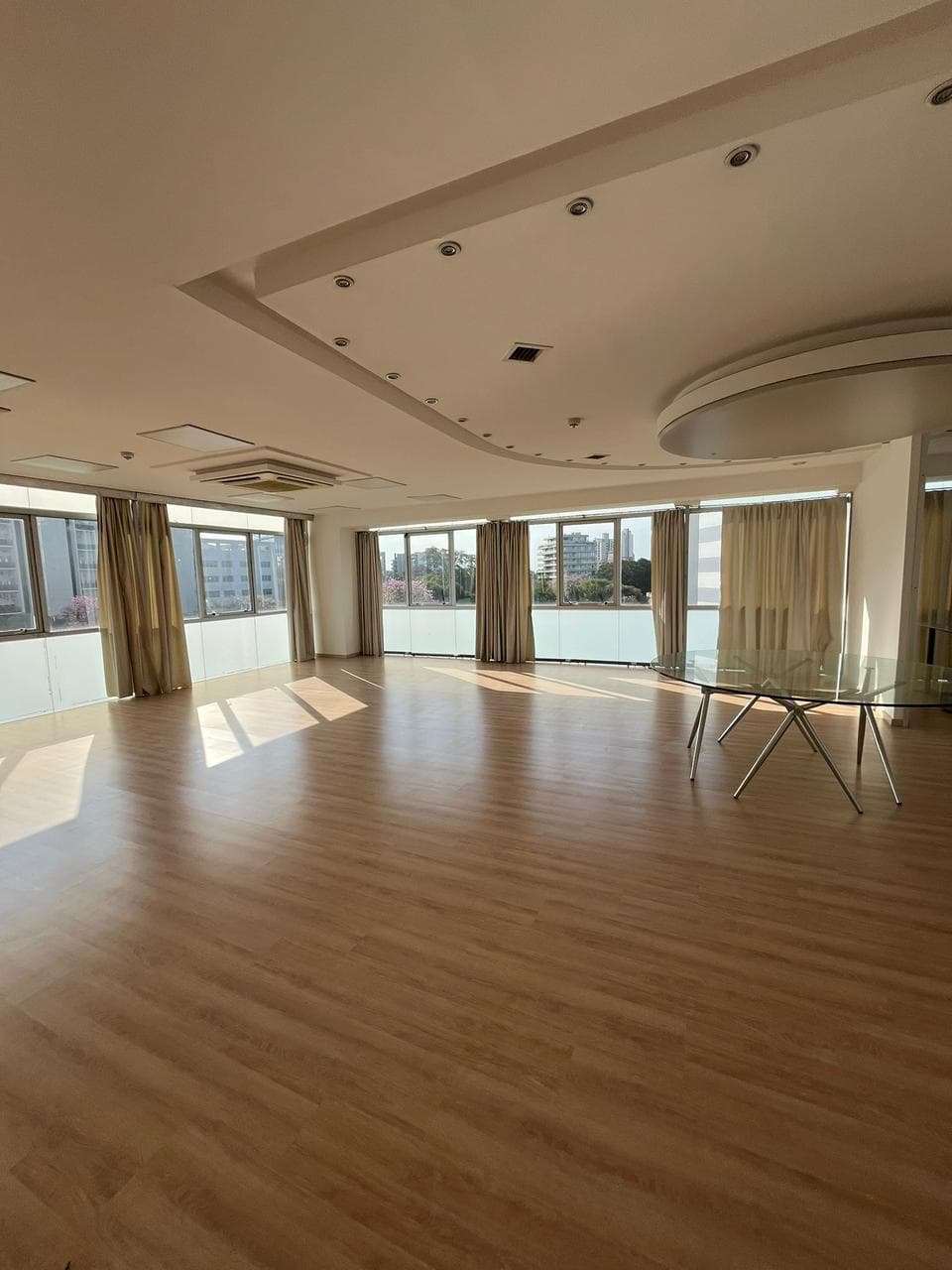 Alquilo oficina de 330m2 a pasos del paseo la galeria