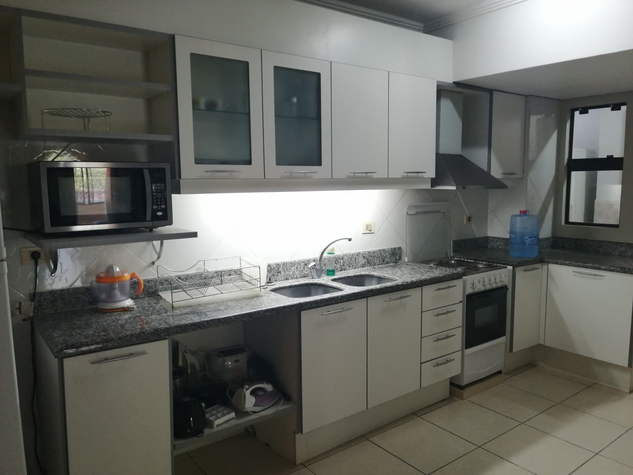 En alquiler departamento de 3 dormitorios amoblado en barrio Carmelitas, foto 3