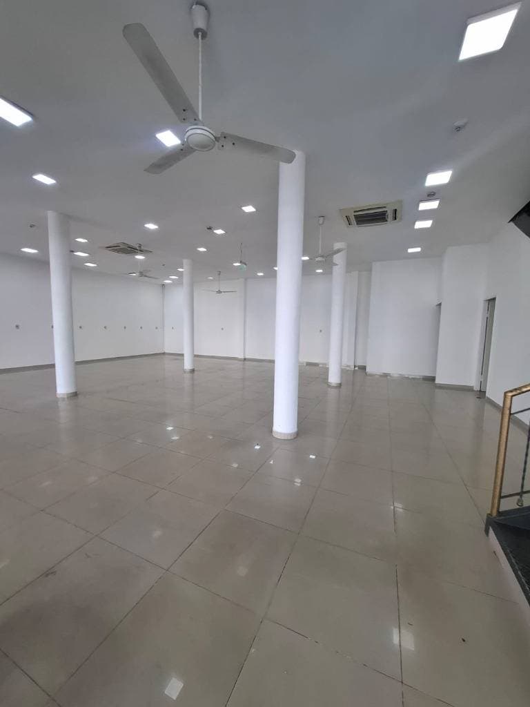 Salón comercial de 2 pisos en el centro de San Lorenzo, foto 3
