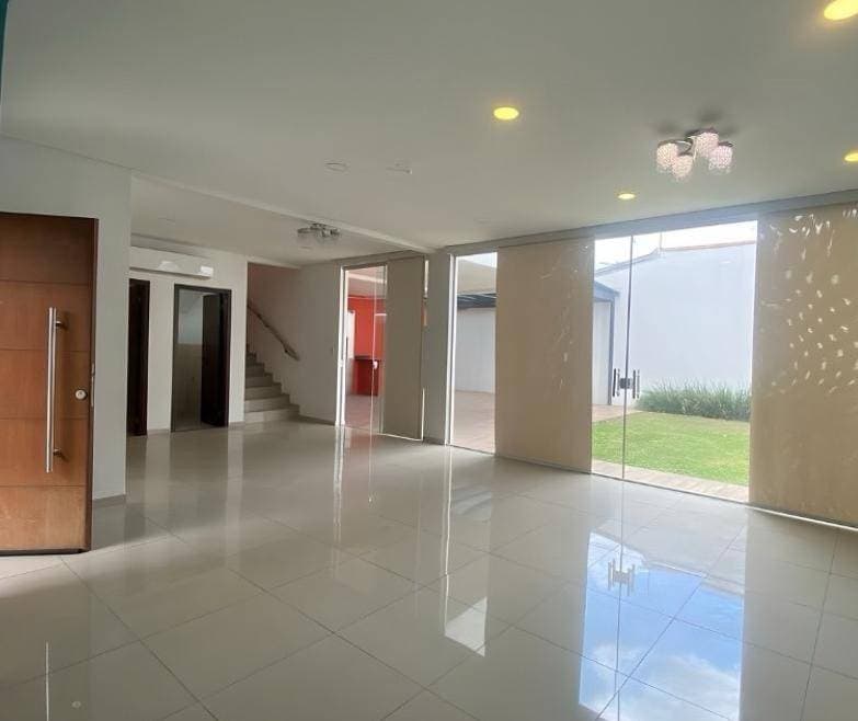 Residencia en venta en Lambaré - 3 dormitorios con pileta y quincho, foto 2