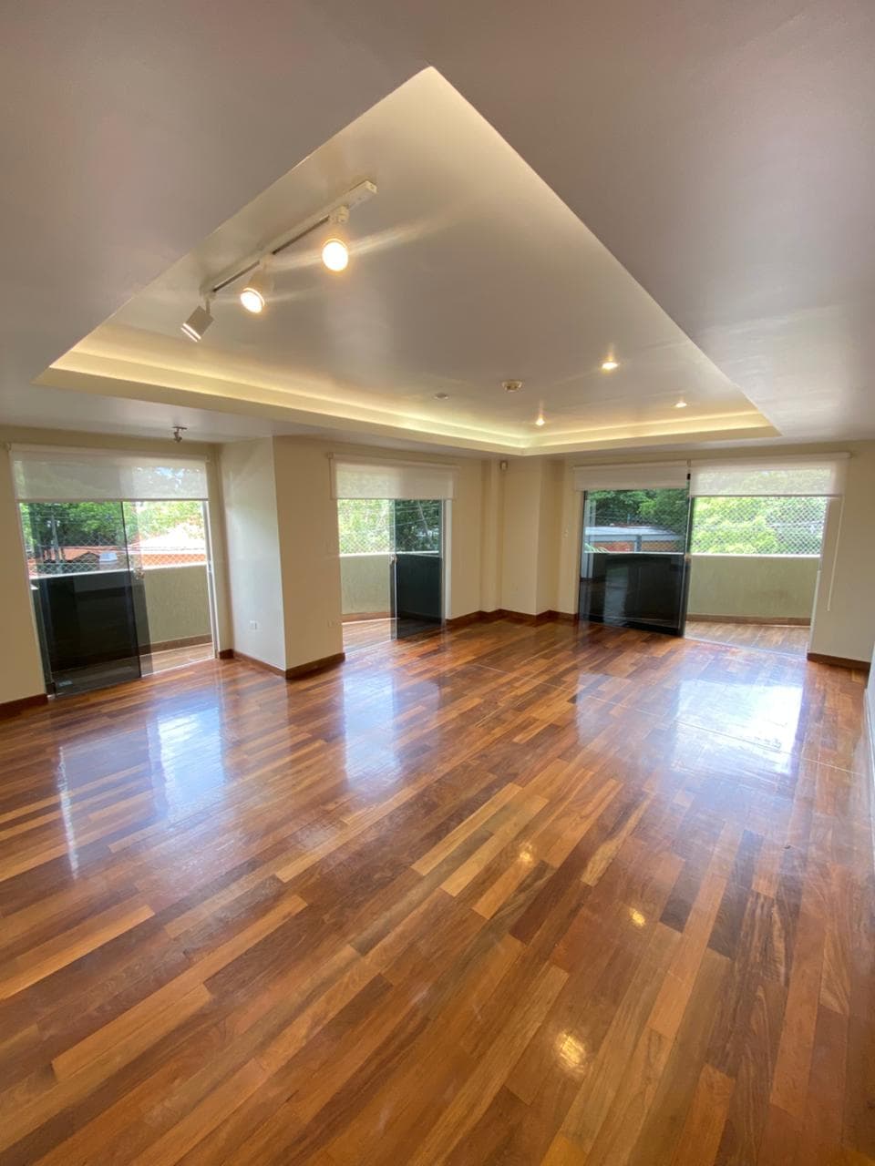 Alquilo Exclusivo Semipiso de 245 m2 en el Corazón de Villa Morra - Lap7604546