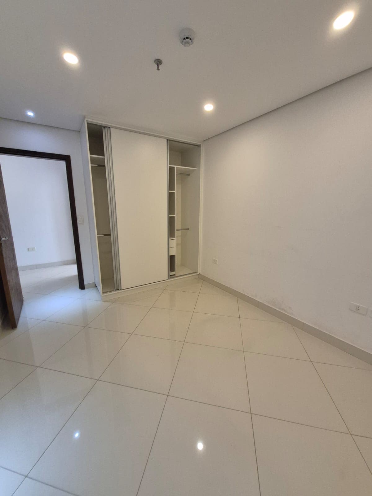 Departamento Amoblado de 2 dormitorio con Cochera Edificio Harmony — foto 3