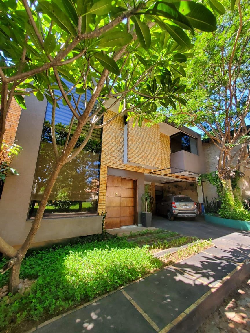 En venta casa en condominio en lambare