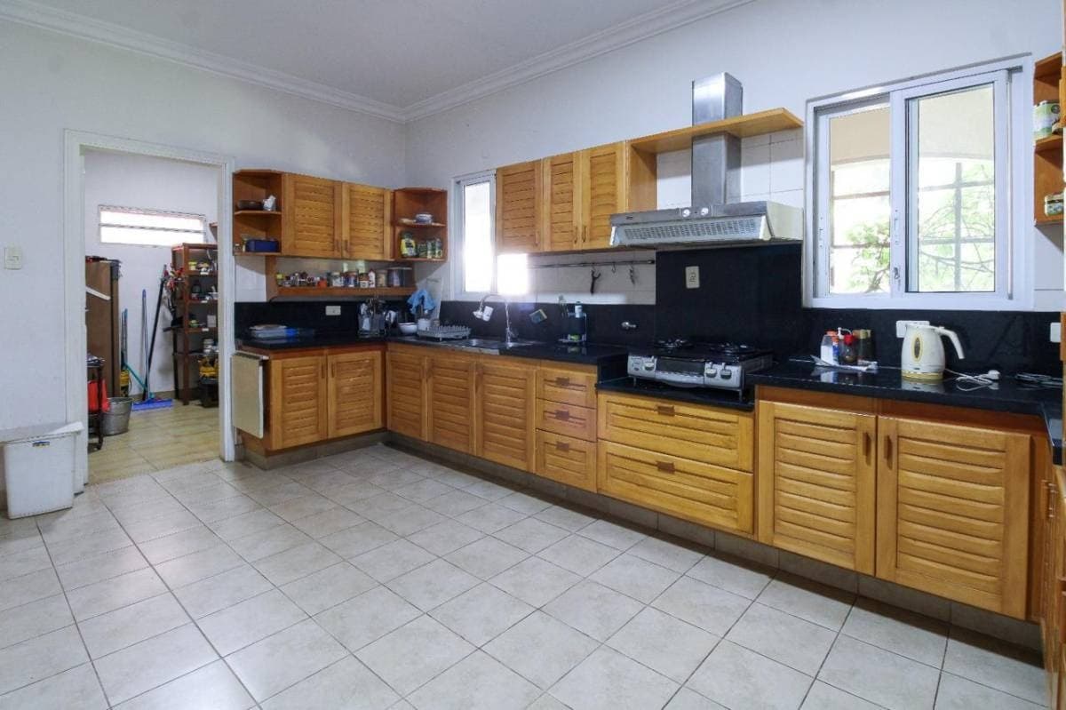 amplia Residencia en barrio Mcal. Estigarribia 1500 m2, foto 4
