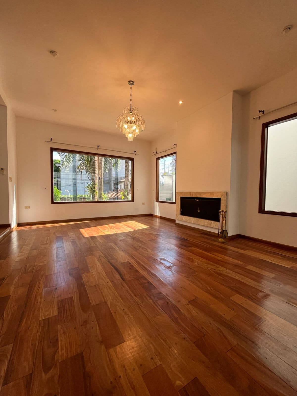 Casa de Lujo en Alquiler – Zona CURDA | Barrio Mburucuyá, foto 2