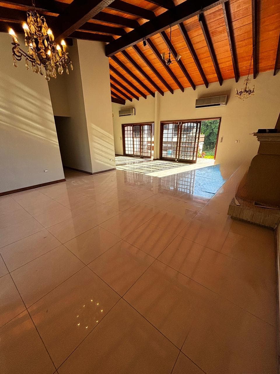 Los laureles, en alquiler, amplia residencia de 6 dormitorios — foto 3
