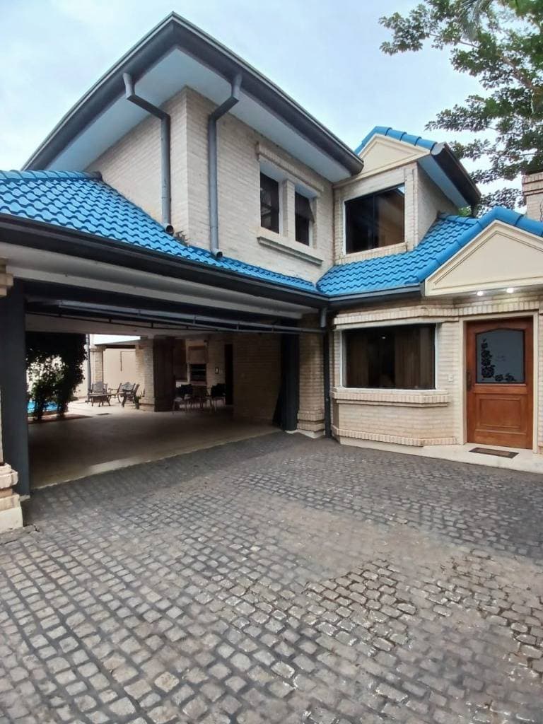 En alquiler hermosa casa amoblada de tres dormitorios, en condominio