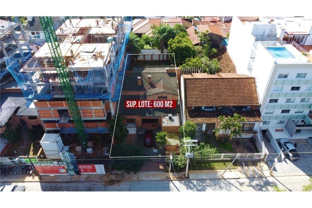 Vendo terreno con construcción Avda. Molas López y Julio Correa