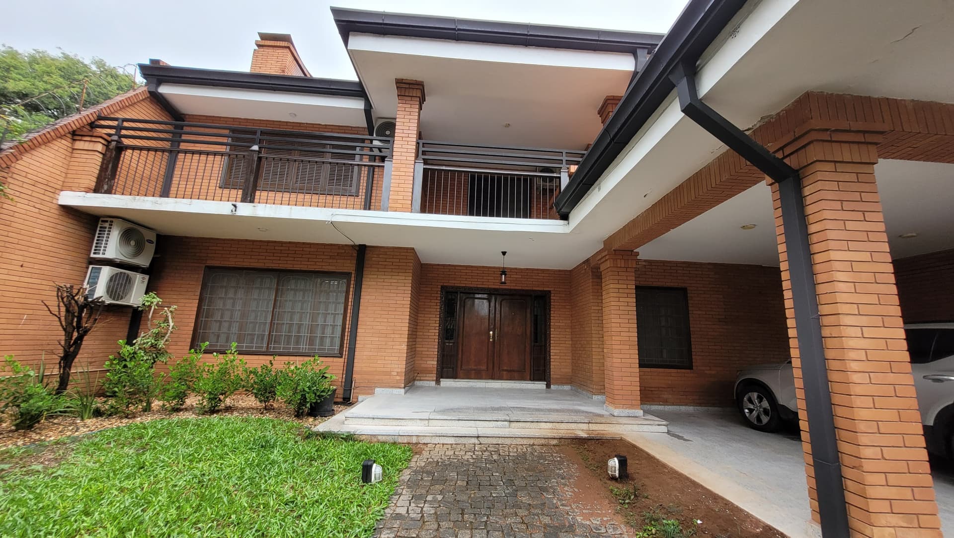 Alquiler – casa amplia y elegante en barrio mburicao
