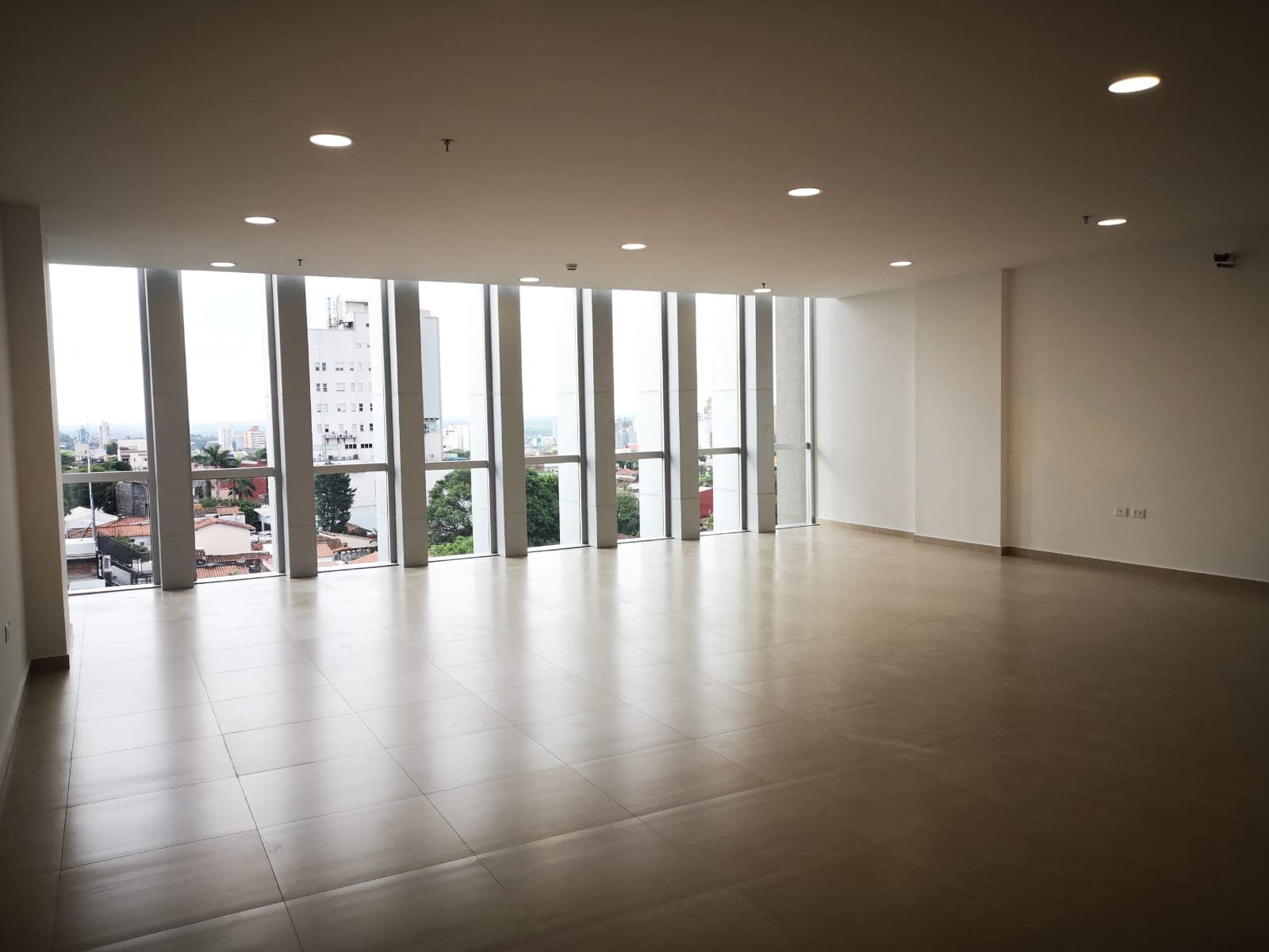 Invertí seguro! Gran oficina en elegante edificio, foto 5