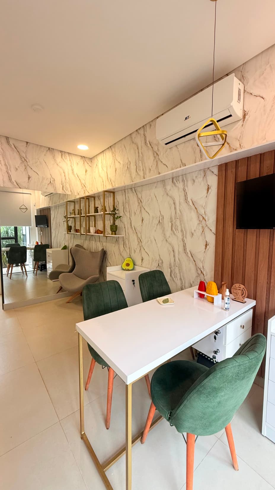 Alquilo consultorio amoblado - bo. Los laureles