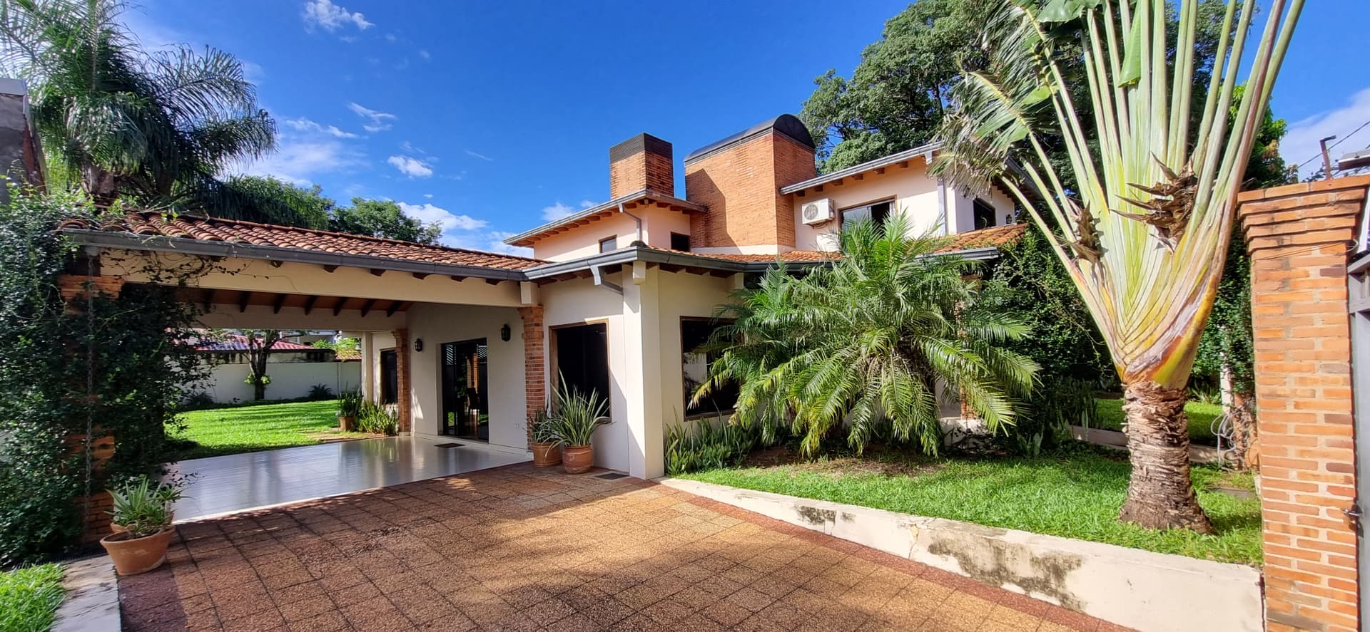 Casa en Lambaré / 4 Dormitorios y amplio patio de 800m2