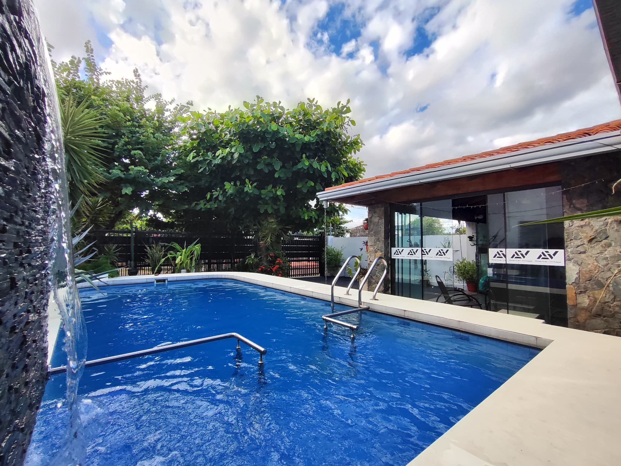 En venta casa con piscina en Villa Elisa — foto 2