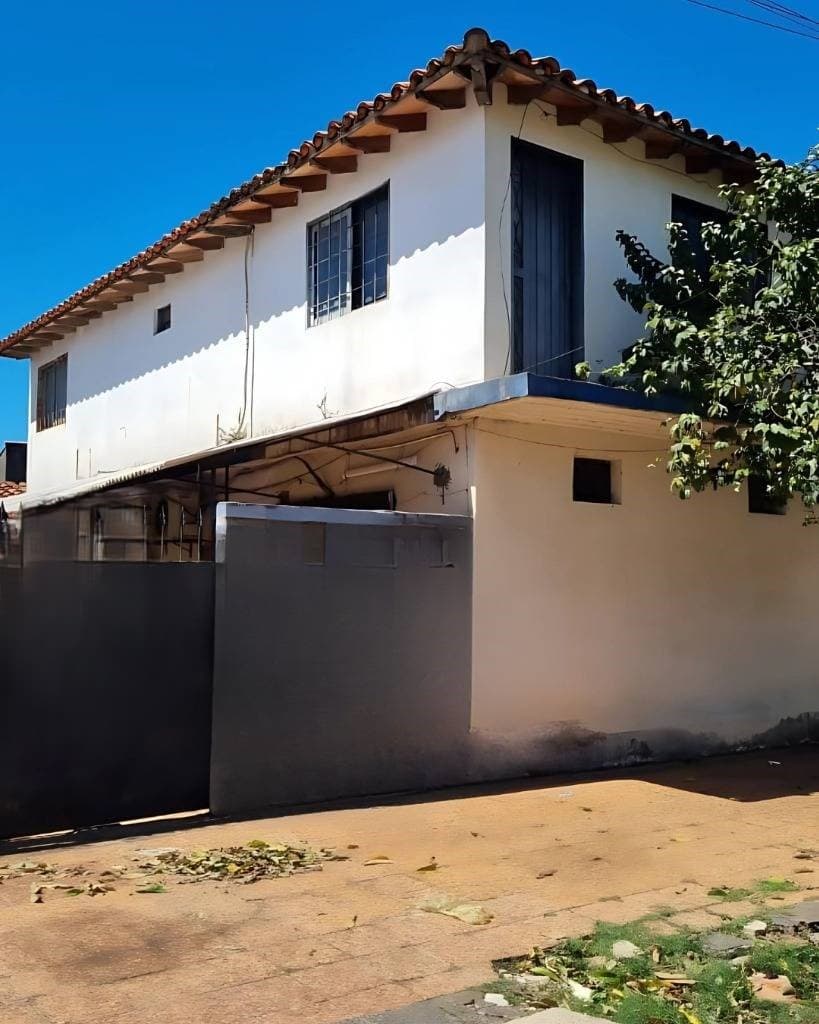 Vendo terreno con construcción a refaccionar o demoler zona multiplaza
