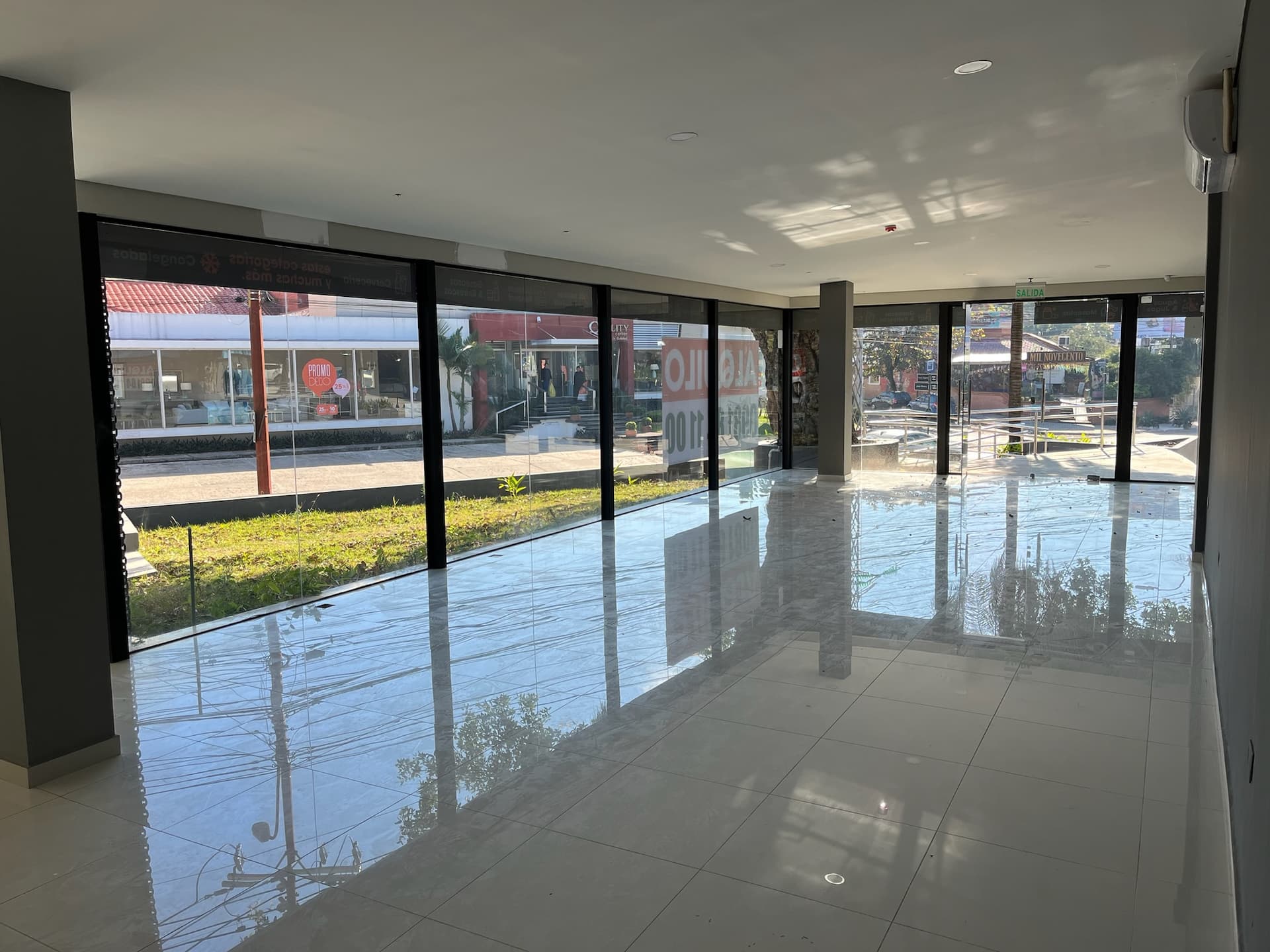 Imponente local comercial con deposito sobre avenida españa