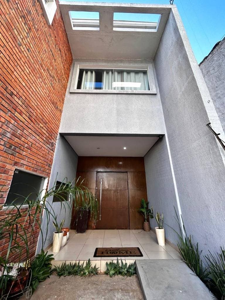 En venta amplia casa pareada en ykua sati — foto 2