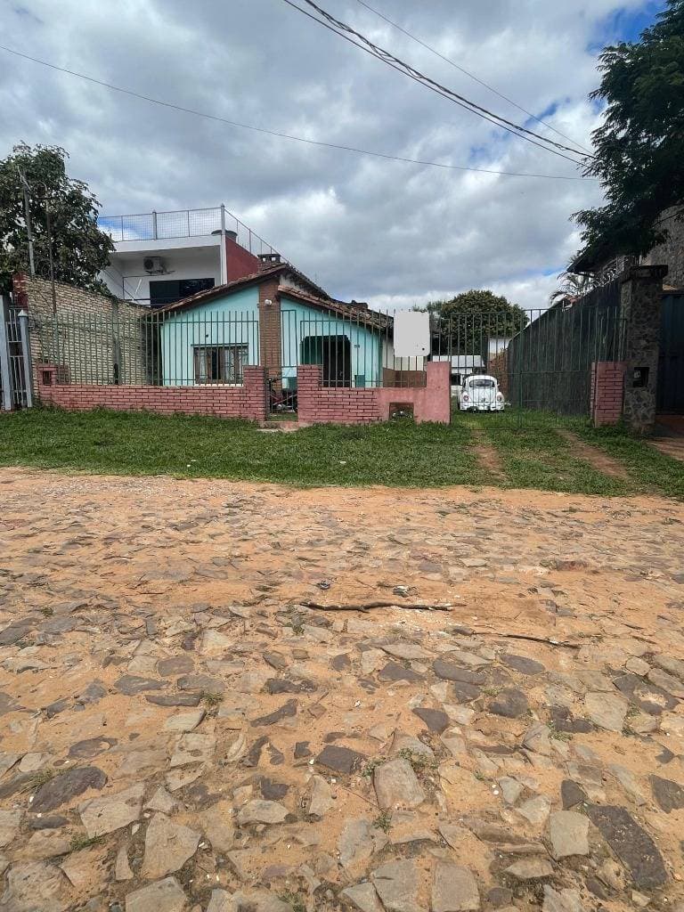 En venta terreno con casa a demoler